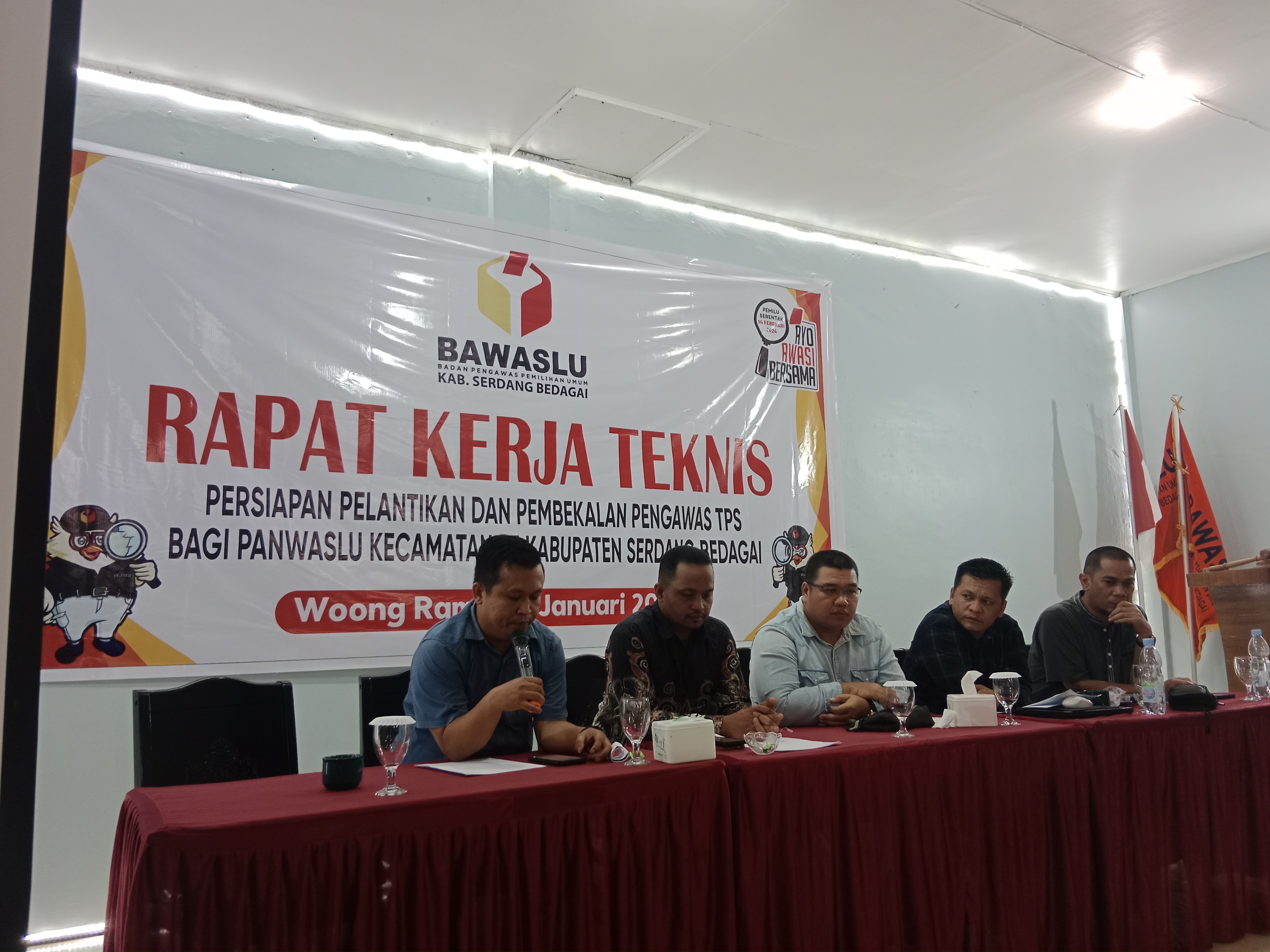 Dokumen diambil saat pelaksaan Pembukaan kegiatan Rapat Kerja Teknis Persiapan Pembekalan Pengawas TPS bagi Panwaslu Kecamatan se-Kabupaten Serdang Bedagai Pemilu Tahun 2024 yang bertempat di Woong Rame Pantai Cermin. Minggu (21/01/2024).