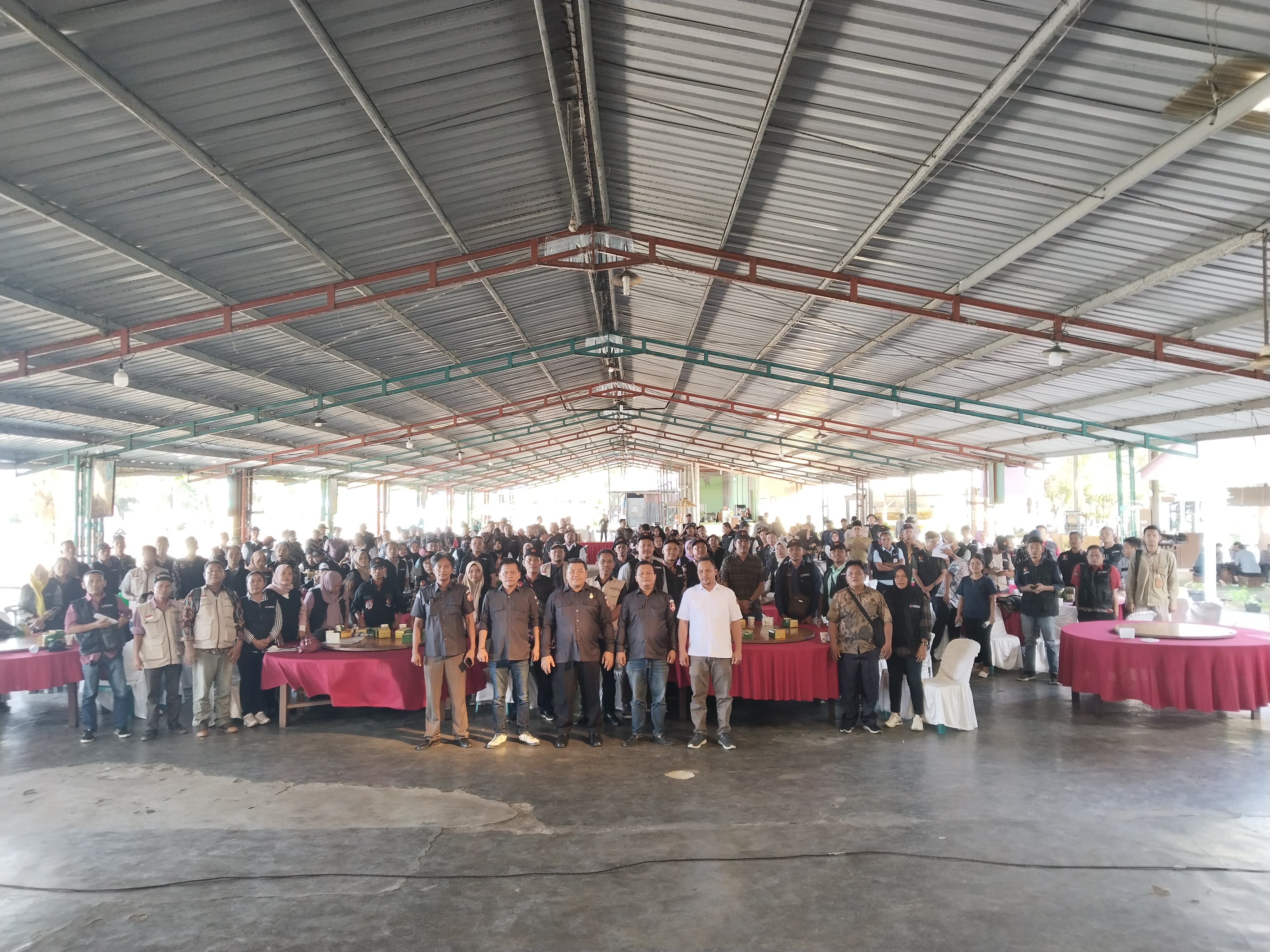 okumen diambil saat Foto Bersama Ketua dan Anggota Bawaslu Kabupaten Serdang Bedagai dengan Seluruh Panwaslu Kecamatan serta Pengawas Kelurahan/Desa Se-Kabupaten Serdang Bedagai pada Konsolidasi dan Reviu Pengawasan Kampanye pada Pemilihan Umum Tahun 2024 yang bertempat di Woong Rame Pantai Cermin. Selasa (23/01/2024).