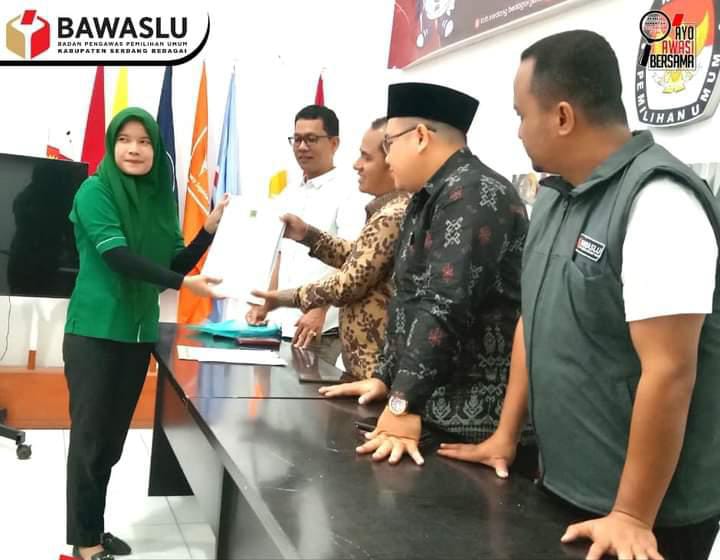 Ketua Bawaslu Kabupaten Serdang Bedagai Ewin Sahputra Saragih dan Anggota/Koordiv Penanganan Pelanggaran dan Data Informasi Handi Gunawan serta Staf melakukan pengawasan langsung terhadap penyerahan Laporan Awal Dana Kampanye (LADK) dan Laporan Penerima Sumbangan Dana Kampanye (LPSDK) Partai Politik Peserta Pemilu tahun 2024.