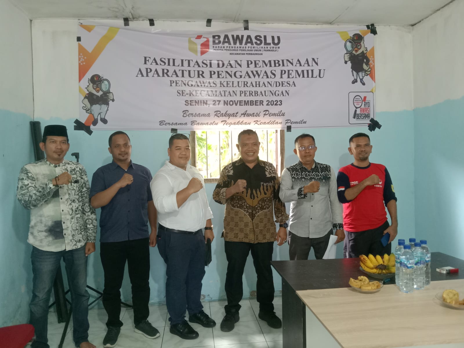 Dokumen diambil saat foto bersama Ketua Bawaslu Sumut M. Aswin Diapari Lubis (baju batik coklat tengah) bersama Ketua Bawaslu Kabupaten Serdang Bedagai (tengah baju putih) serta Anggota Handi Gunawan (Baju Biru) dan Ketua dan Anggota Panwaslu Kecamatan Perbaungan.Rabu (03/01/2024)