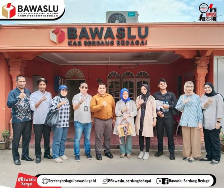 Dokumentasi diambil saat foto bersama Ketua dan Anggota Bawaslu Kabupaten Serdang Bedagai dengan Komisi Informasi Pusat dan Komisi Informasi Sumatera Utara yang bertempat di halaman kantor Bawaslu,Kamis (1/2/2024).