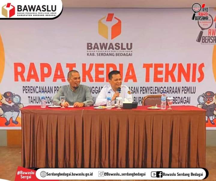 Anggota Bawaslu Kabupaten Serdang Bedagai Koordinator SDM Organisasi dan Diklat  Christopel Budianto Gultom (baju putih) didampingi Koordinator Sekretariat Bob Sofnel Hayadi (Baju abu-abu) saat menyampaikan pengarahan kepada jajaran Panwaslu Kecamatan se-Kabupaten Serdang Bedagai,  Kamis (8/2/2024).