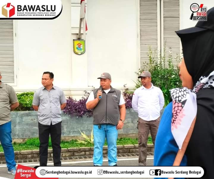 Dokumentasi diambil saat Ketua Bawaslu Kabupaten Serdang Bedagai Ewin Sahputra Saragih ( Rompi abu-abu) menyampaikan sambutan sebagai pimpinan apel siaga masa tenang dalam pelaksanaan penertiban alat praga kampanye (APK) dan Bahan Kampanye (BK) Pemilu 2024 yang bertempat di Halaman Kantor Bupati Kabupaten Serdang Bedagai. Rabu (11/2/2024).