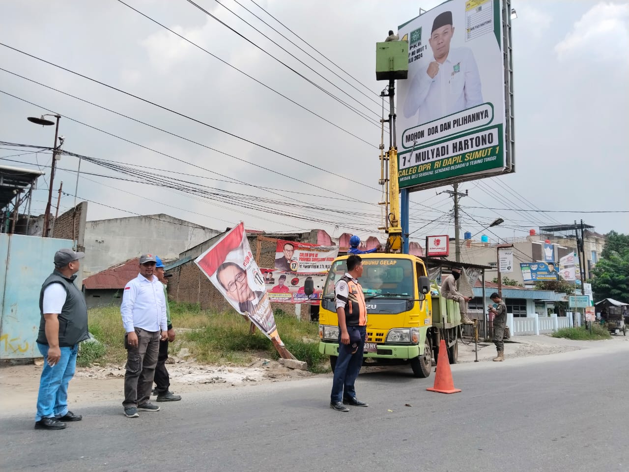 Foto diambil saat Ketua dan Anggota Bawaslu Kabupaten Serdang Bedagai bersama Satpol PP melakukan Penertiban APK dan BK Pemilu Tahun 2024, Senin (12/2/2024).