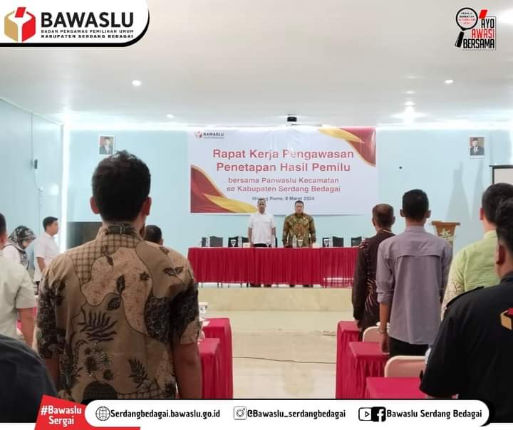Foto diambil saat Ketua dan Anggota dalam membuka kegiatan Rapat Pengawasan Penetapan Hasil Pemilihan Umum tahun 2024