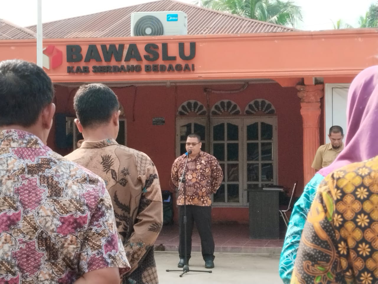Dokumentasi diambil saat Ketua Bawaslu Kabupaten Serdang Bedagai Ewin Sahputra Saragih menyampaikan sambutan sebagai pimpinan Pencanangan HUT Ke-16 Bawaslu di Halaman Kantor Bawaslu Kabupaten Serdang Bedagai, Senin (25/3/2024)