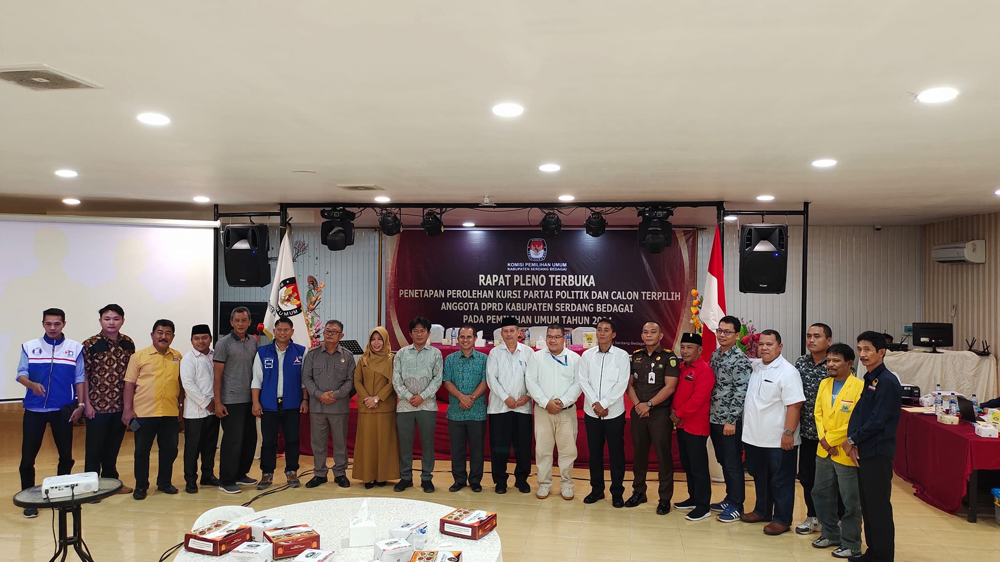 Foto bersama dengan peserta Rapat Pleno Terbuka