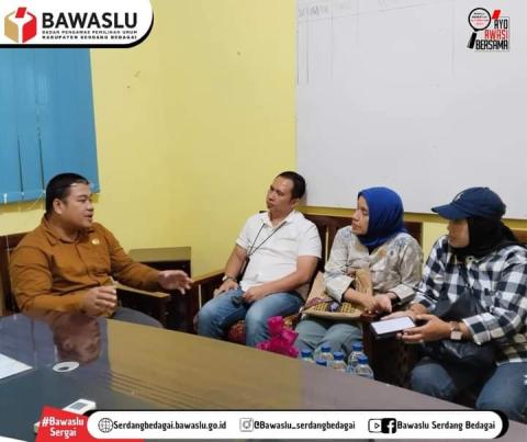 Ketua Bawaslu Kabupaten Serdang Bedagai Ewin Sahputra Saragih (Baju coklat) saat menyampaikan keterbukaan informasi Bawaslu Kabupaten Serdang Bedagai, Kamis (1/2/2024).