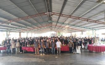 okumen diambil saat Foto Bersama Ketua dan Anggota Bawaslu Kabupaten Serdang Bedagai dengan Seluruh Panwaslu Kecamatan serta Pengawas Kelurahan/Desa Se-Kabupaten Serdang Bedagai pada Konsolidasi dan Reviu Pengawasan Kampanye pada Pemilihan Umum Tahun 2024 yang bertempat di Woong Rame Pantai Cermin. Selasa (23/01/2024).