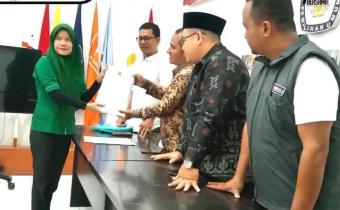 Ketua Bawaslu Kabupaten Serdang Bedagai Ewin Sahputra Saragih dan Anggota/Koordiv Penanganan Pelanggaran dan Data Informasi Handi Gunawan serta Staf melakukan pengawasan langsung terhadap penyerahan Laporan Awal Dana Kampanye (LADK) dan Laporan Penerima Sumbangan Dana Kampanye (LPSDK) Partai Politik Peserta Pemilu tahun 2024.