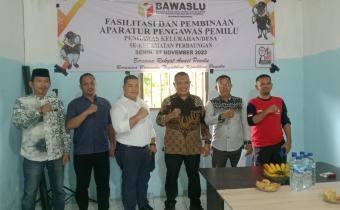 Dokumen diambil saat foto bersama Ketua Bawaslu Sumut M. Aswin Diapari Lubis (baju batik coklat tengah) bersama Ketua Bawaslu Kabupaten Serdang Bedagai (tengah baju putih) serta Anggota Handi Gunawan (Baju Biru) dan Ketua dan Anggota Panwaslu Kecamatan Perbaungan.Rabu (03/01/2024)