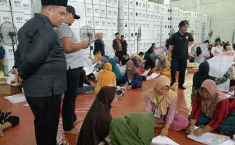 Ketua Bawaslu Kabupaten Serdang Bedagai Ewin Sahputra Saragih (Pakai Peci) melakukan pengawasan langsung dalam Penyortiran dan Pelipatan Surat Suara di Gudang 1 KPU Kabupaten Serdang Bedagai. Sabtu (06/01/2024).