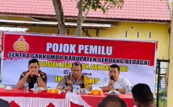 Ketua Bawaslu Kabupaten Serdang Bedagai (Pinggir kiri baju putih) dalam menyampaikan kata sambutan dalam kegiatan Giat Pojok Gakkumdu Kabupaten Serdang Bedagai yang bertempat di Kafe OMB Lapangan Tembak Polres Kabupaten Serdang Bedagai. Senin (22/01/2024).