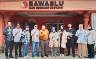 Dokumentasi diambil saat foto bersama Ketua dan Anggota Bawaslu Kabupaten Serdang Bedagai dengan Komisi Informasi Pusat dan Komisi Informasi Sumatera Utara yang bertempat di halaman kantor Bawaslu,Kamis (1/2/2024).