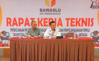 Anggota Bawaslu Kabupaten Serdang Bedagai Koordinator SDM Organisasi dan Diklat  Christopel Budianto Gultom (baju putih) didampingi Koordinator Sekretariat Bob Sofnel Hayadi (Baju abu-abu) saat menyampaikan pengarahan kepada jajaran Panwaslu Kecamatan se-Kabupaten Serdang Bedagai,  Kamis (8/2/2024).