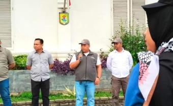 Dokumentasi diambil saat Ketua Bawaslu Kabupaten Serdang Bedagai Ewin Sahputra Saragih ( Rompi abu-abu) menyampaikan sambutan sebagai pimpinan apel siaga masa tenang dalam pelaksanaan penertiban alat praga kampanye (APK) dan Bahan Kampanye (BK) Pemilu 2024 yang bertempat di Halaman Kantor Bupati Kabupaten Serdang Bedagai. Rabu (11/2/2024).