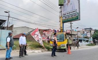 Foto diambil saat Ketua dan Anggota Bawaslu Kabupaten Serdang Bedagai bersama Satpol PP melakukan Penertiban APK dan BK Pemilu Tahun 2024, Senin (12/2/2024).