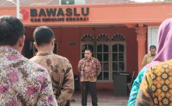 Dokumentasi diambil saat Ketua Bawaslu Kabupaten Serdang Bedagai Ewin Sahputra Saragih menyampaikan sambutan sebagai pimpinan Pencanangan HUT Ke-16 Bawaslu di Halaman Kantor Bawaslu Kabupaten Serdang Bedagai, Senin (25/3/2024)